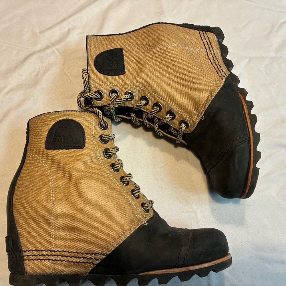 Sorel Women's Black and Brown Lace Up Boots